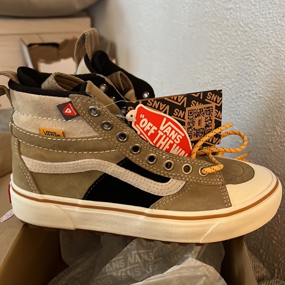 NWT Vans Sk8-Hi Mte-2